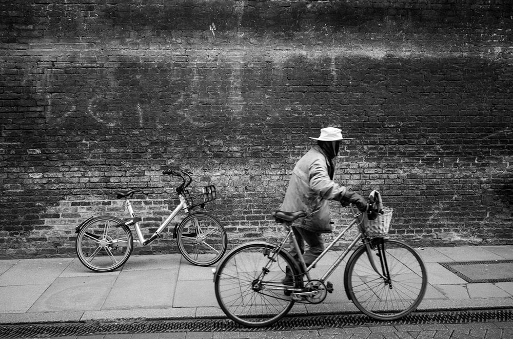 Cambridge street photography shot on the Leica M10 Monchrom
